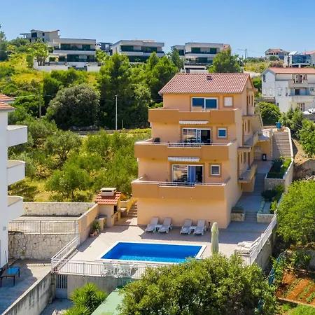 Sedmo Nebo Vila Marina